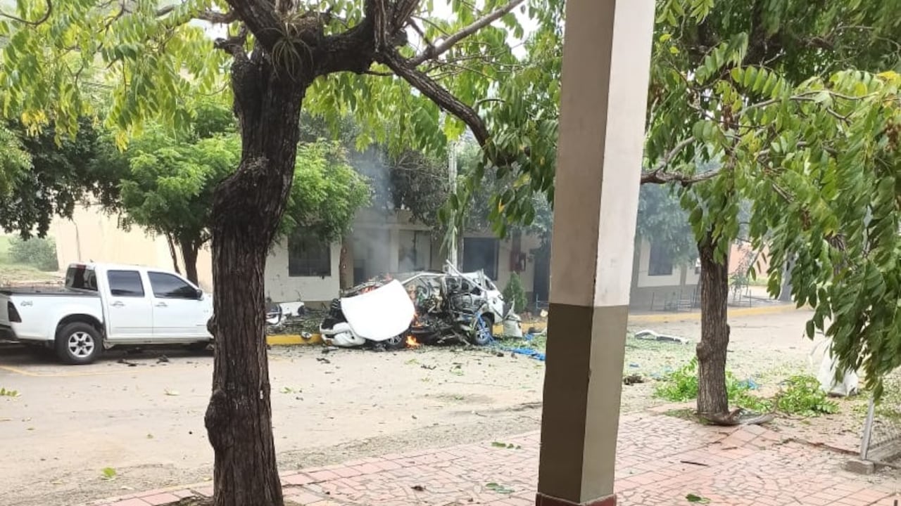 Frente a la camioneta blanca, se logra ver un vehículo completamente destruido por la explosión, además de algunas hojas y ramas en medio de la calle.