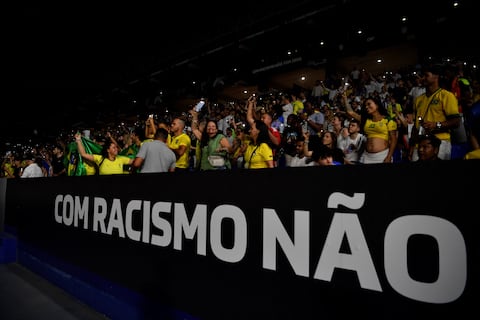 Hinchas y jugadores brasileños rechazaron el racismo en España. Foto: AFP.