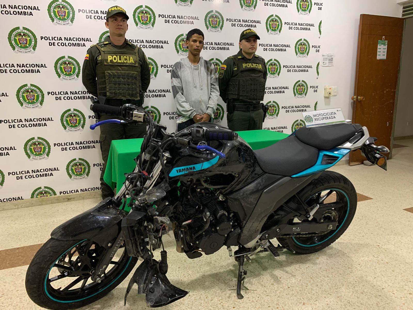 El señalado agresor fue capturado tras estrellarse contra un poste de energía.