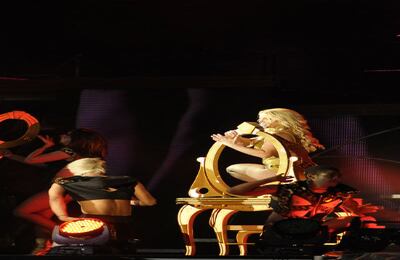 Spears se despidió con la canción "Till The World Ends", en una presentación que estuvo cargada con decenas de luces y una plataforma.