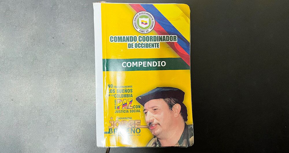 Una de las cartillas que se entregan a los guerrilleros.