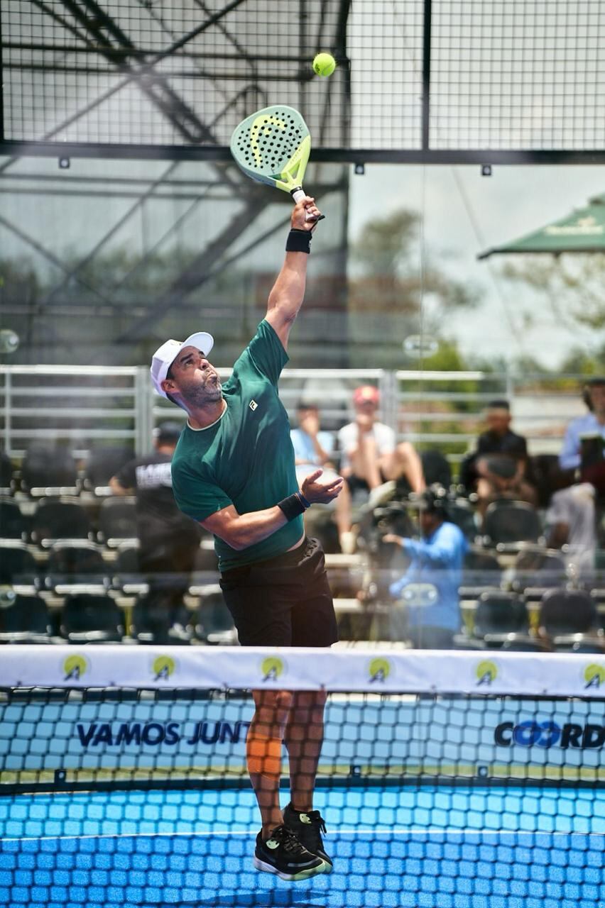 Alejandro Falla, extenista profesional colombiano, alcanzó el puesto No. 4 del mundo a nivel juvenil e ingresó al grupo de los 100 mejores tenistas del mundo en el año 2006.