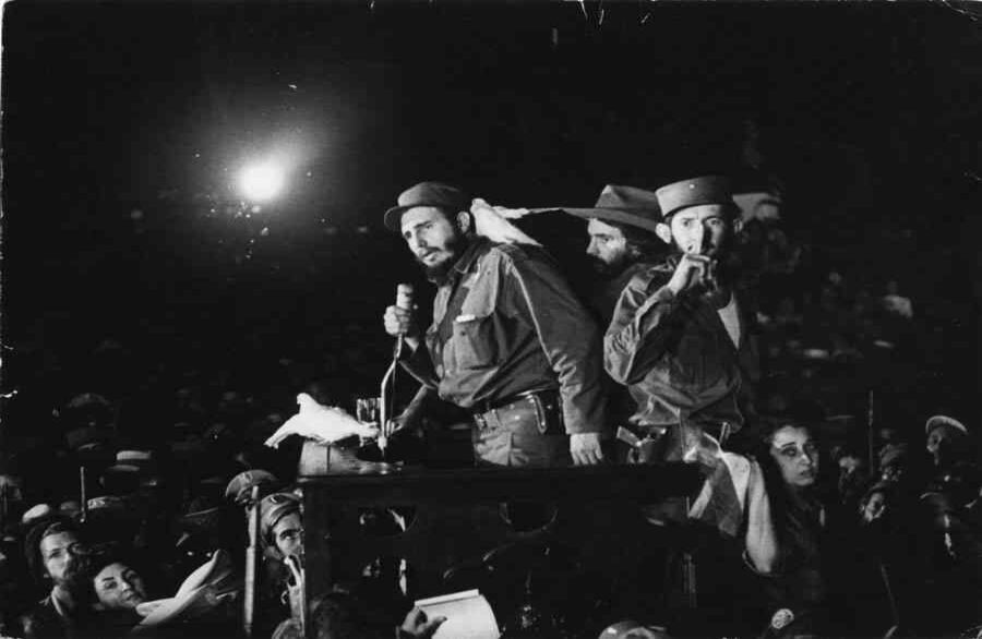 Esta foto de archivo tomada el 8 de enero de 1959 muestra a los líderes rebeldes cubanos Fidel Castro (R) y Camilo Cienfuegos (L) entrando en La Habana tras la victoria sobre las fuerzas del dictador cubano Fulgencio Batista. Foto: AFP