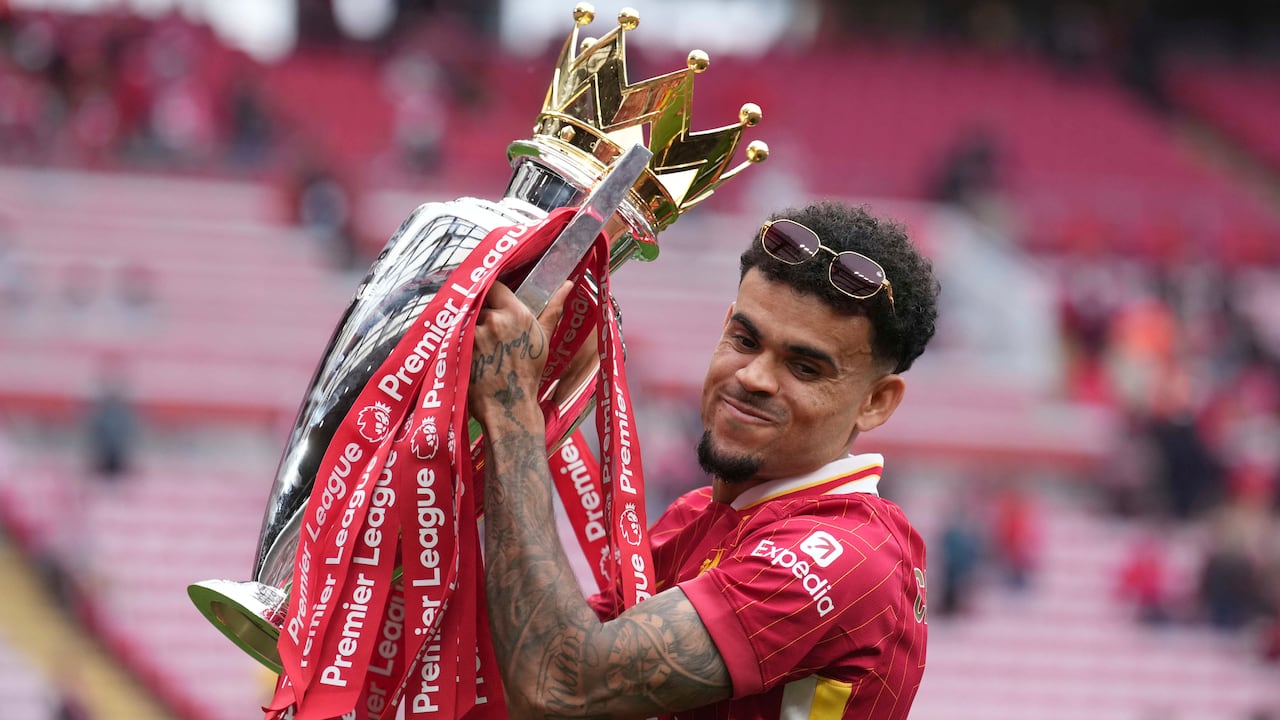 Luis Díaz levantando el trofeo de la Premier League.