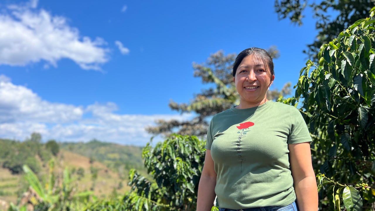 En la vereda Uribe, municipio de El Tambo, las manos de Yorladis Pino Cruz huelen a café recién tostado.