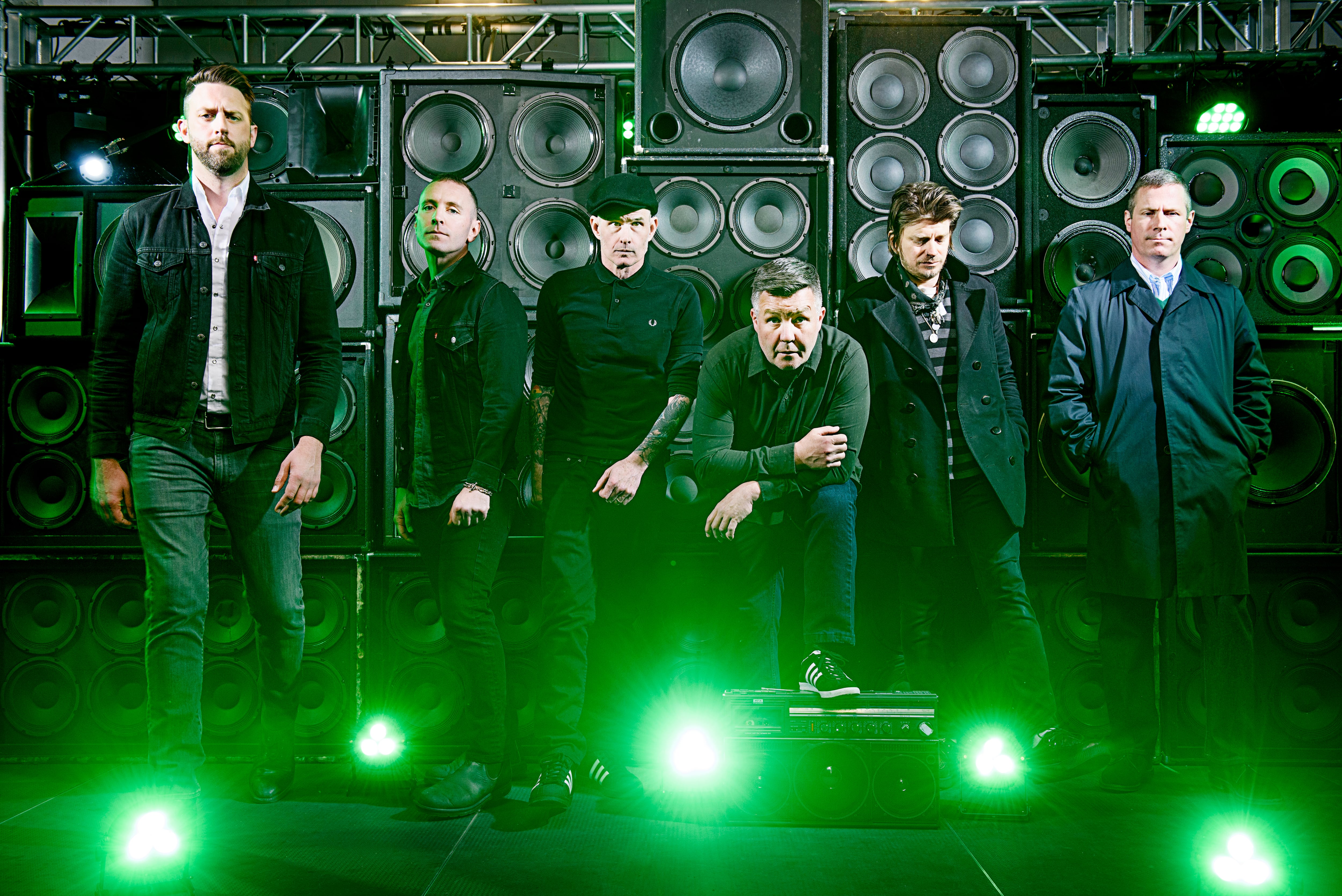 Los Dropkick Murphys presentan "Turn Up That Dial", la canción principal de su próximo álbum, de nombre homónimo. Con sus 11 pistas, los Dropkick Murphys celebran el placer de hacer música y la liberación de la preocupación que surge cuando "subes el dial".