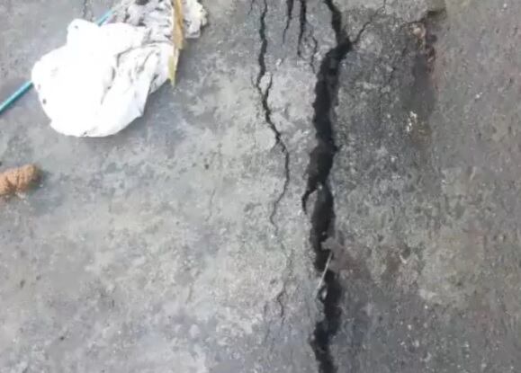 Temblores y lluvias en Colombia: así quedaron algunas calles y viviendas de Bucaramanga.