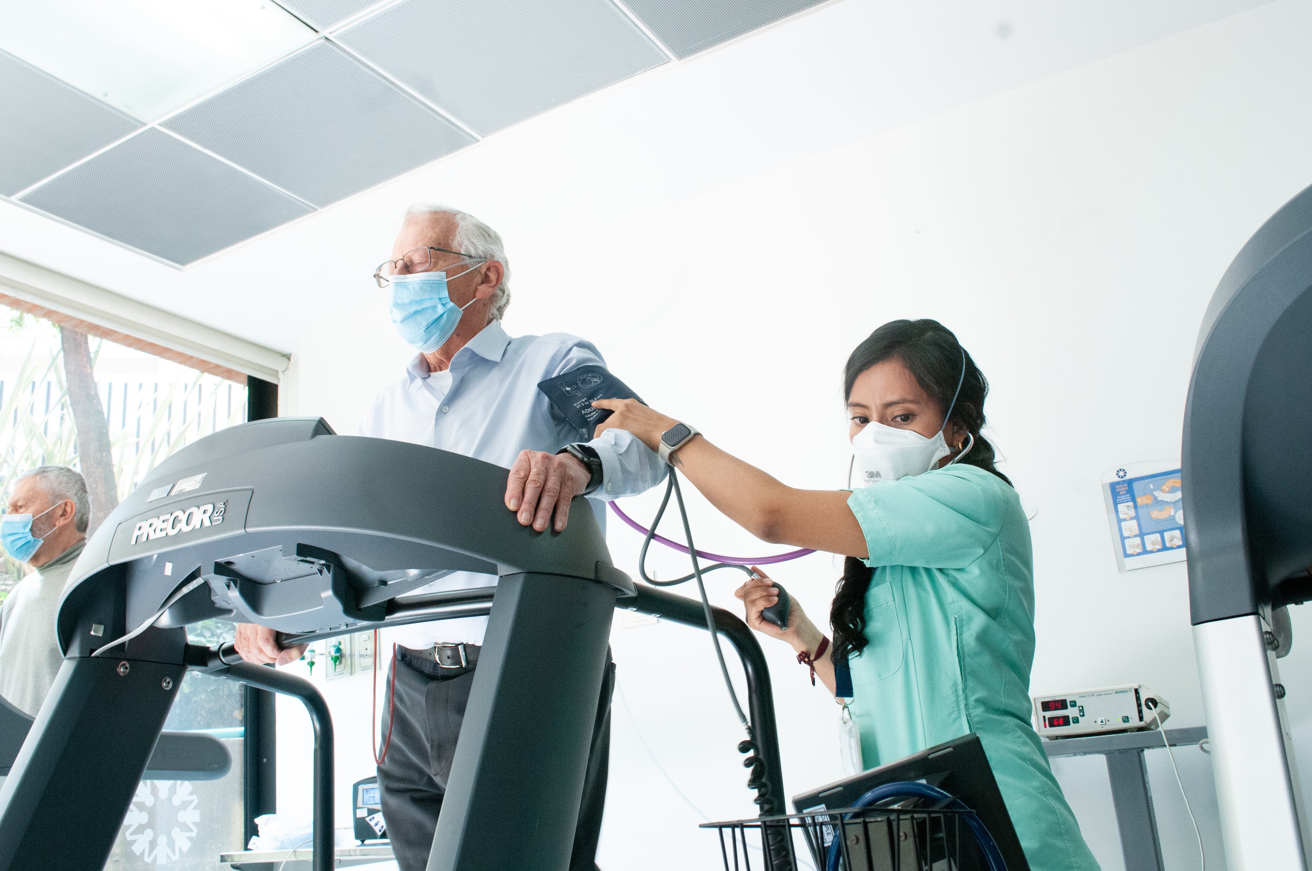 Milena García, jefe de la sección de Neumología de la FSFB, remarca la aplicación de un programa de rehabilitación pulmonar en el que se educa al paciente sobre la enfermedad.