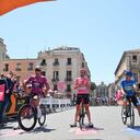 El grupo de corredores en carrera toma la partida para la etapa 4