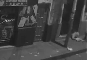 Abajo a la derecha de la imagen se ve a uno de los delincuentes de Los Cortineros saliendo de un predio tras robar.