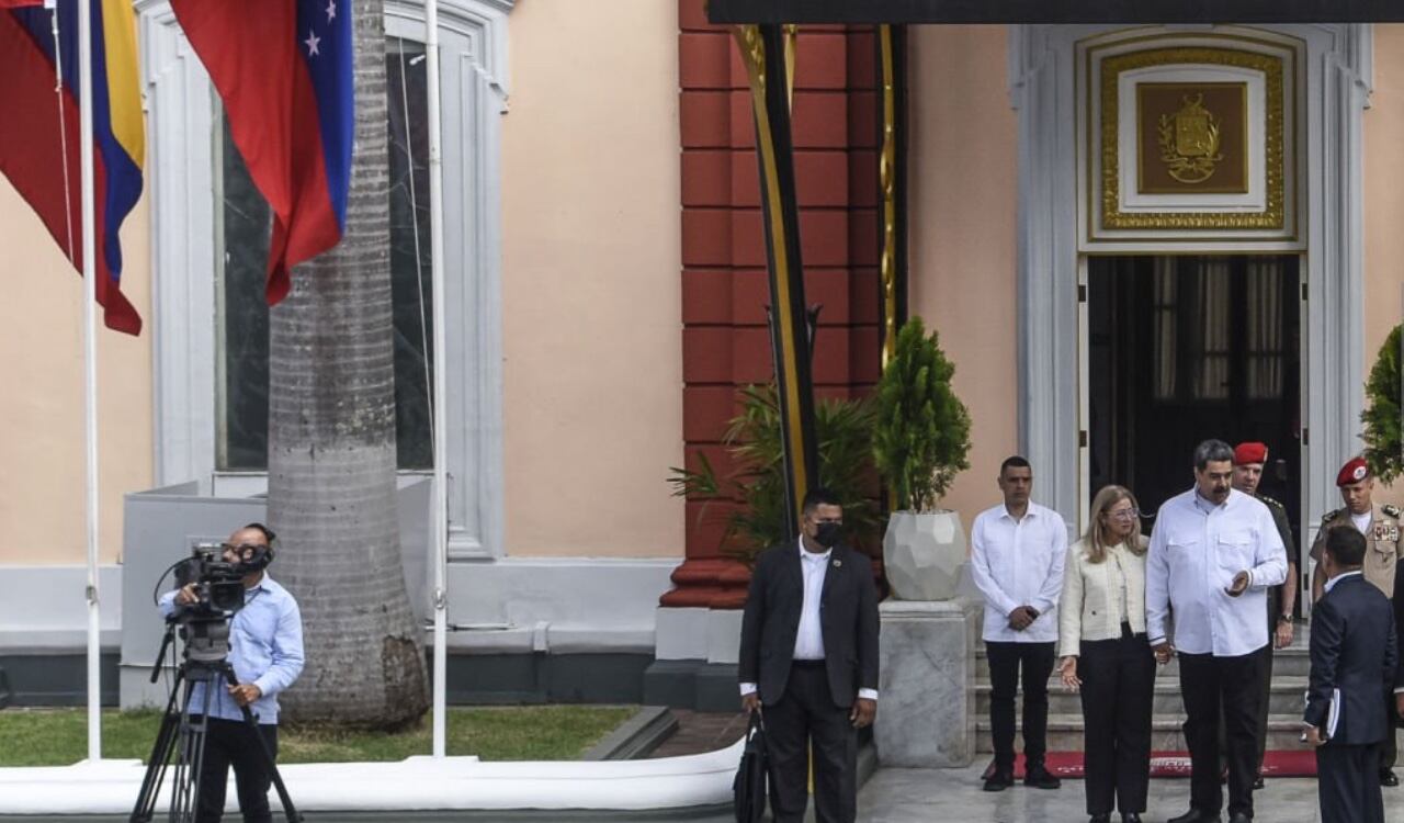Nicolás Maduro espera en la entrada del Palacio de Miraflores la llegada del presidente Gustavo Petro
