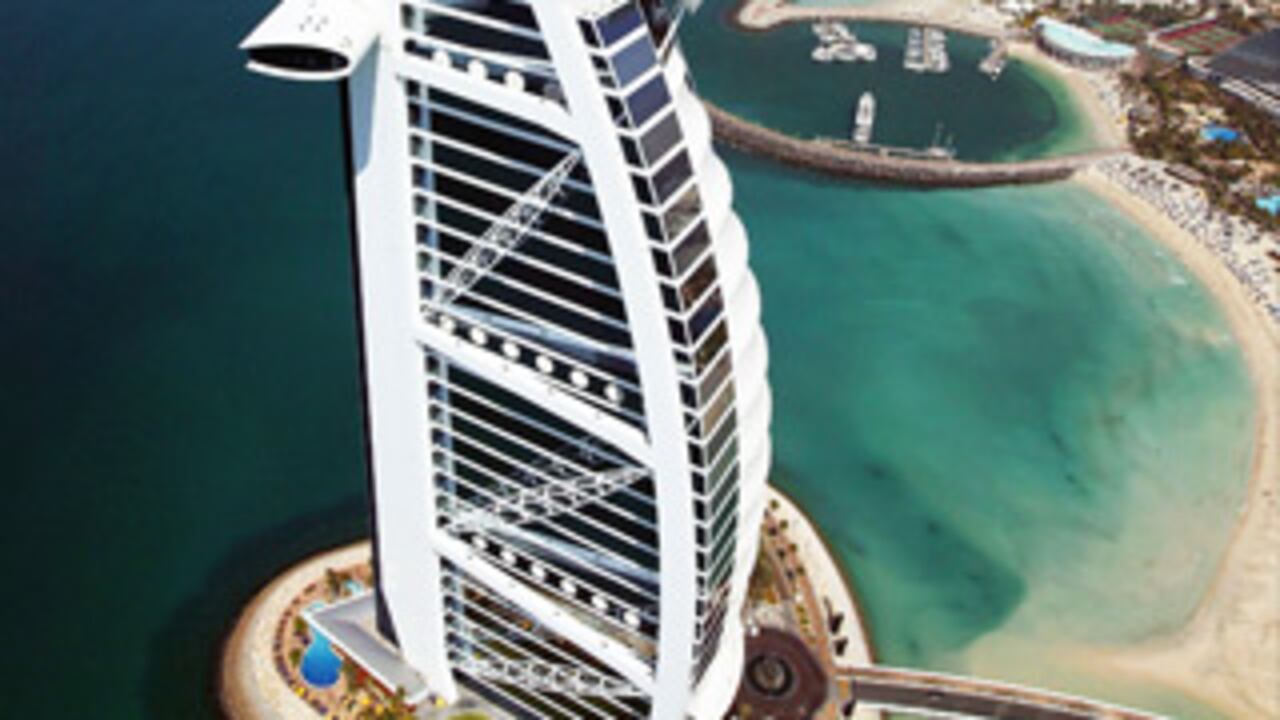 El hotel Burj Al Arab es el único hotel 7 estrellas del mundo. Entre sus particularidades se encuentra un helipuerto que puede ser adaptado como cancha de tenis