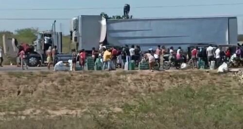 Tractomula saqueada y vandalizada en la vía.