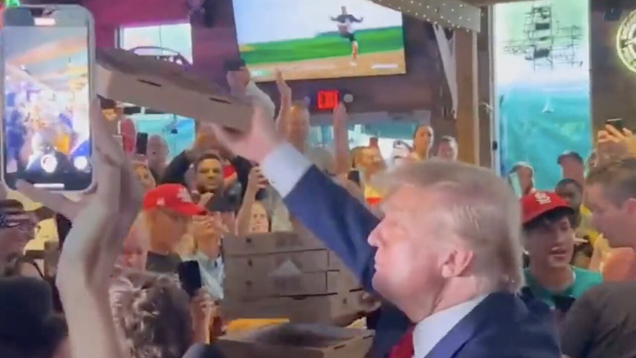 El expresidente Donald Trump se detuvo a repartir pizzas en Iowa
