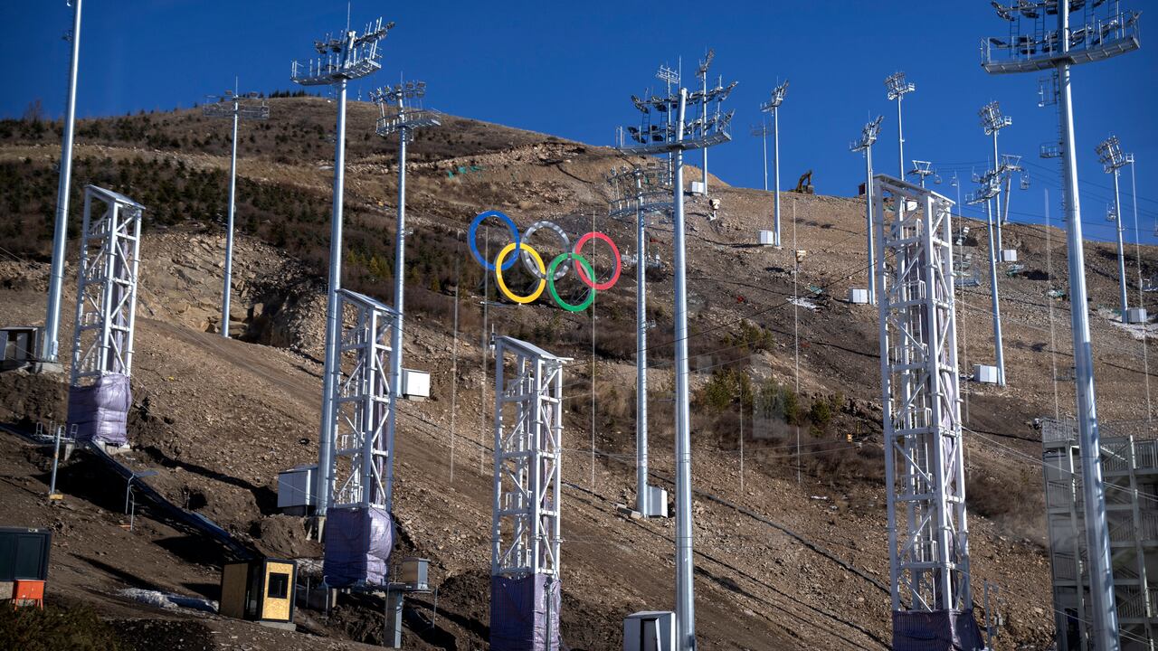Los anillos olímpicos se encuentran en la ladera de una colina en el Genting Resort Secret Garden, que albergará eventos durante los próximos Juegos Olímpicos de Invierno de 2022, en Zhangjiakou, en la provincia de Hebei, al norte de China