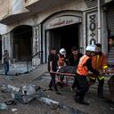 Los rescatistas palestinos evacuan a una anciana de un edificio luego de los ataques aéreos israelíes en la ciudad de Gaza, el miércoles de mayo. 12, 2021. Los cohetes salieron de Gaza e Israel golpeó el territorio con ataques aéreos la madrugada del miércoles, ya que el estallido de violencia más severo desde la guerra de 2014 adquirió muchas de las características de ese devastador conflicto de 50 días, sin un final a la vista. Foto: AP / Khalil Hamra.