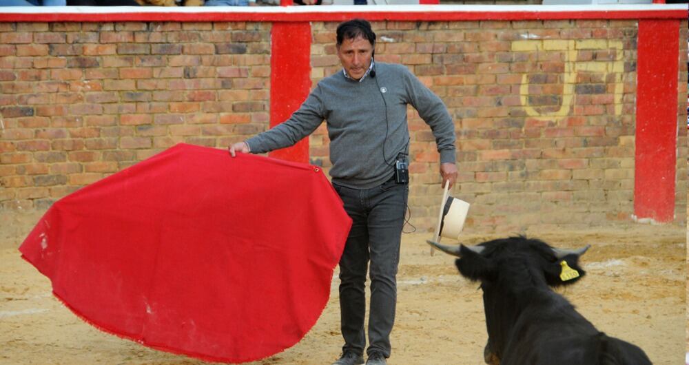 César Rincón, hace periódicamente tentaderos pedagógicos para enseñarle a la juventud el arte de la tauromaquia.