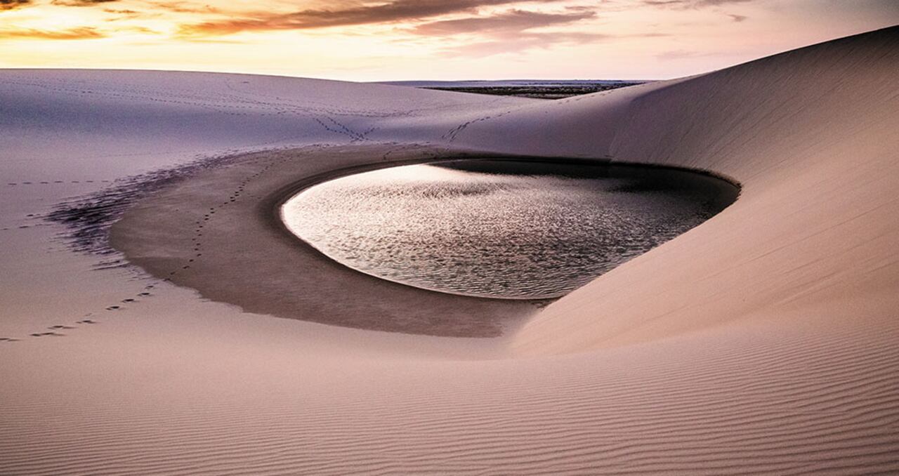 El Parque dos Lençóis Maranhenses abarca los municipios de Primeira Cruz, Santo Amaro y Barreirinhas. Algunas de las lagunas alcanzan los 90 metros de largo y los 3 metros de profundidad.