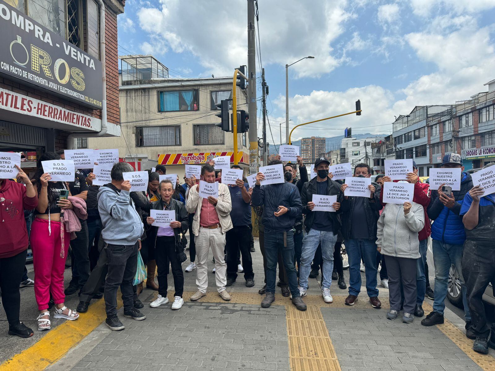 Los comerciantes realizaron un plantón para rechazar las amenazas y extorsiones en contra de ellos.