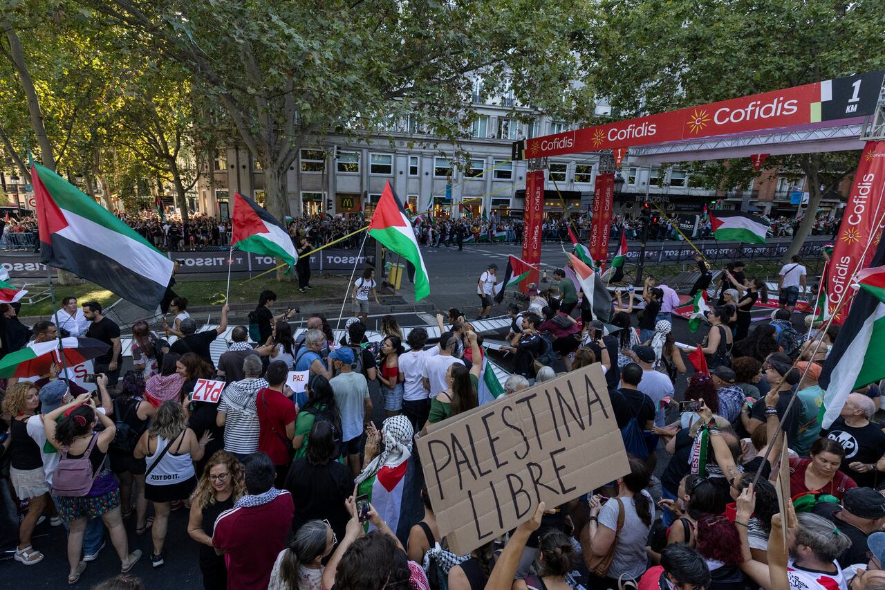 Protesta pro Palestina, en Madrid, para la llegada de La Vuelta a España 2025.