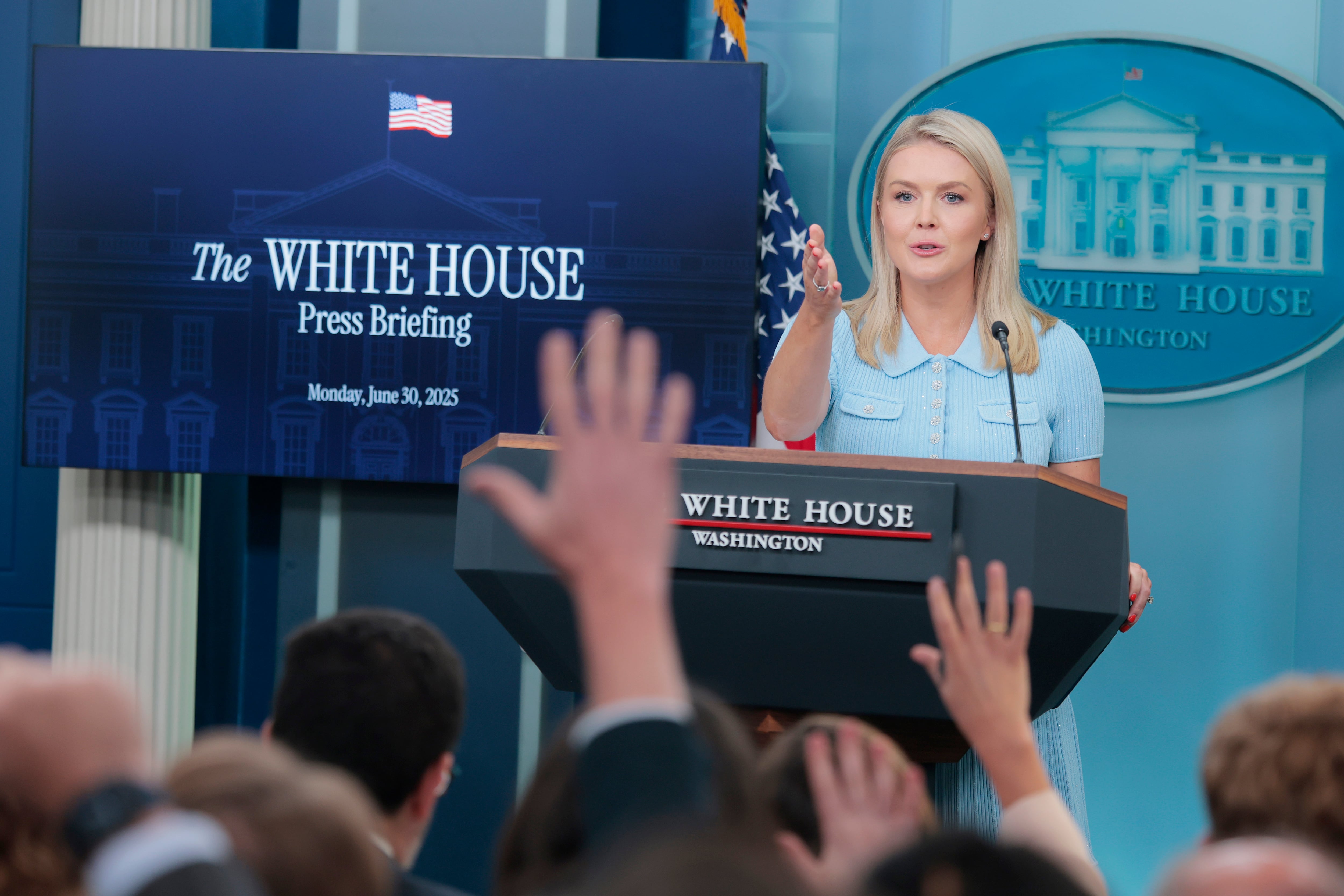 La secretaria de prensa de la Casa Blanca, Karoline Leavitt, ofrece una conferencia de prensa.