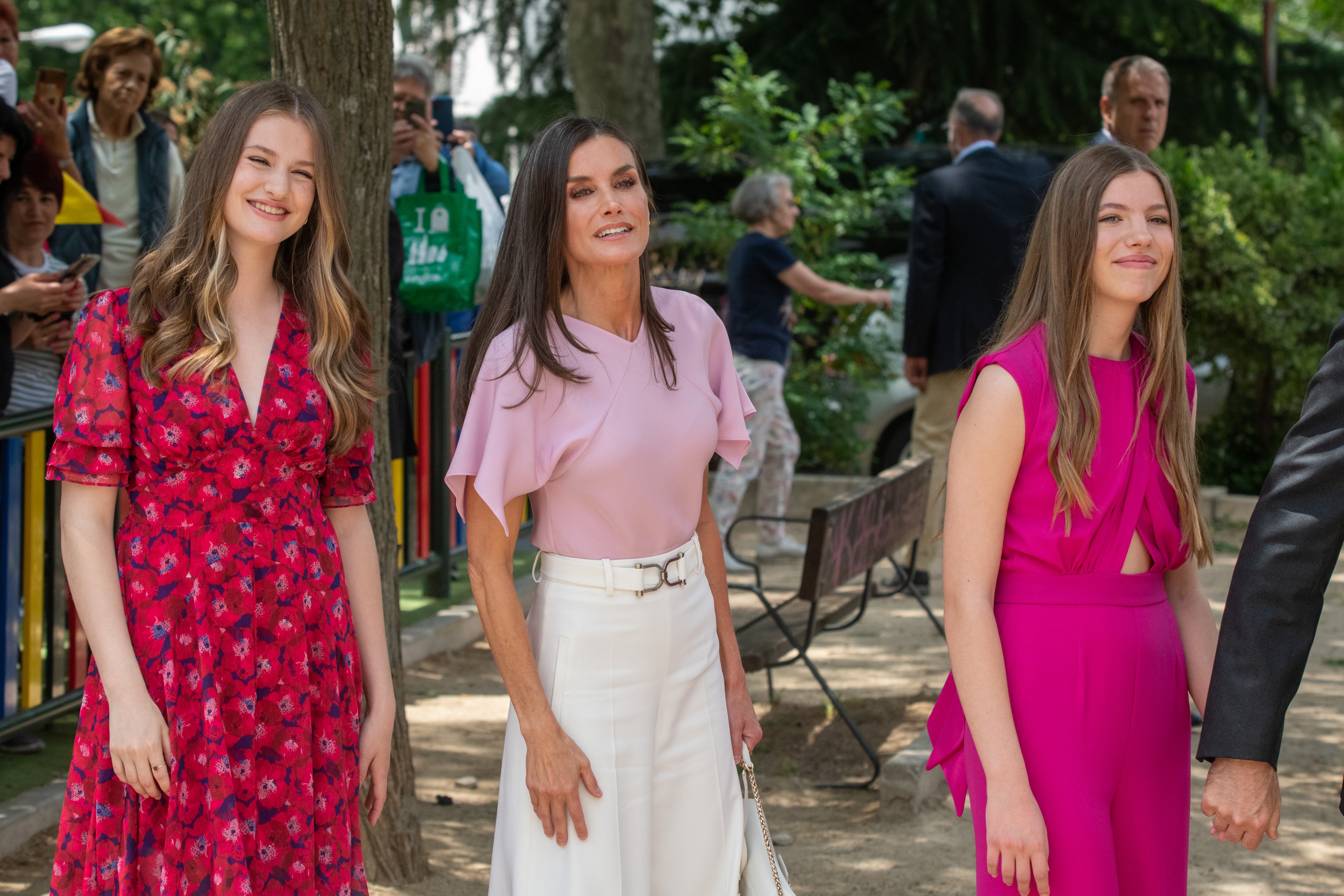 La Infanta Sofía recibe su confirmación arropada por su familia