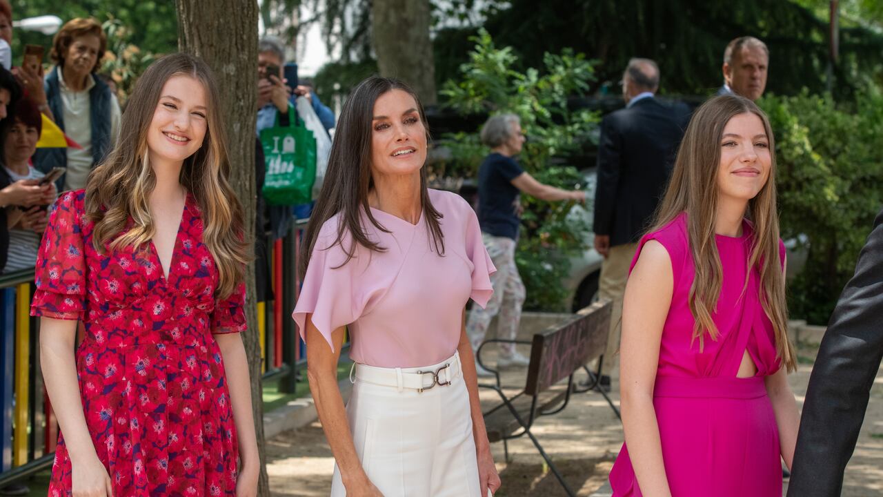 La Infanta Sofía recibe su confirmación arropada por su familia