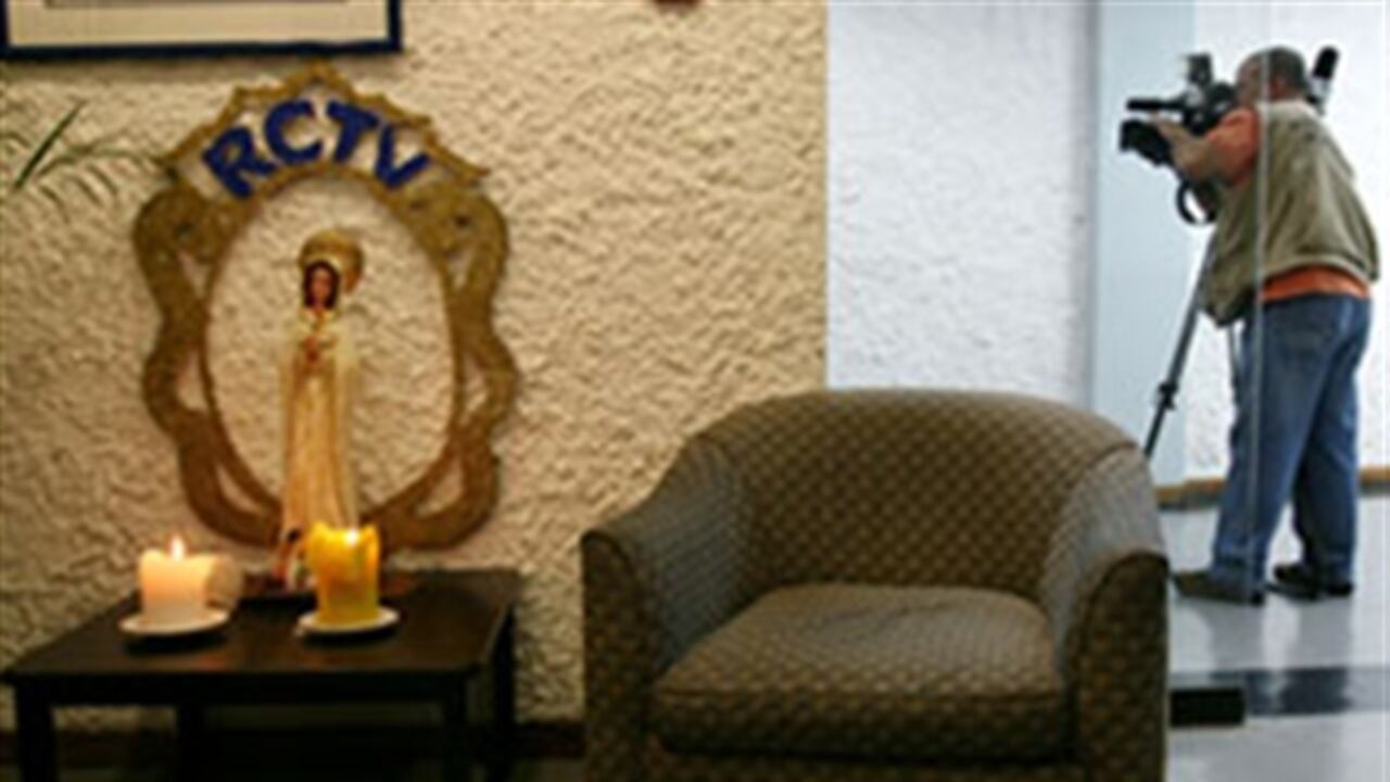 Una imagen de la Virgen María con veladoras está en el edificio de Radio Caracas Televisión.