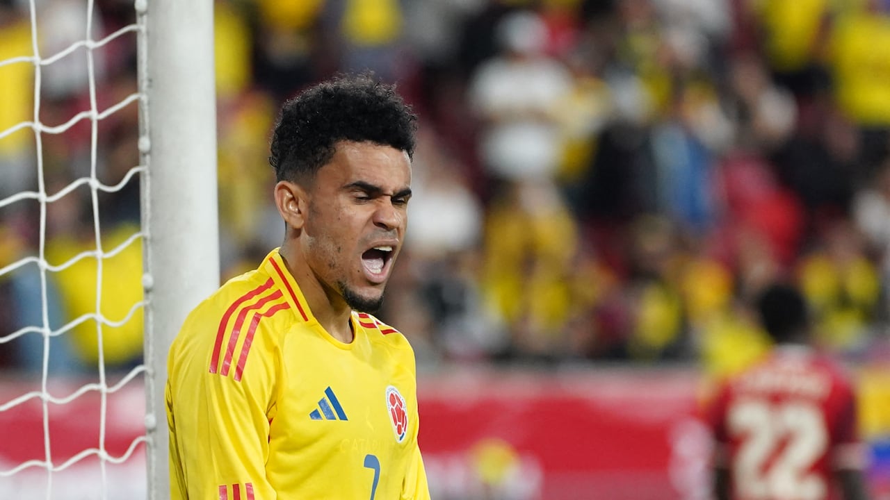 Luis Díaz reacciona tras fallar un gol con la Selección Colombia.