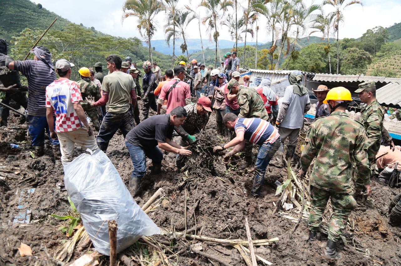 Labores de rescate en el colegio La Lejía, Andes, tras deslizamiento de tierra que cayó sobre la sede.