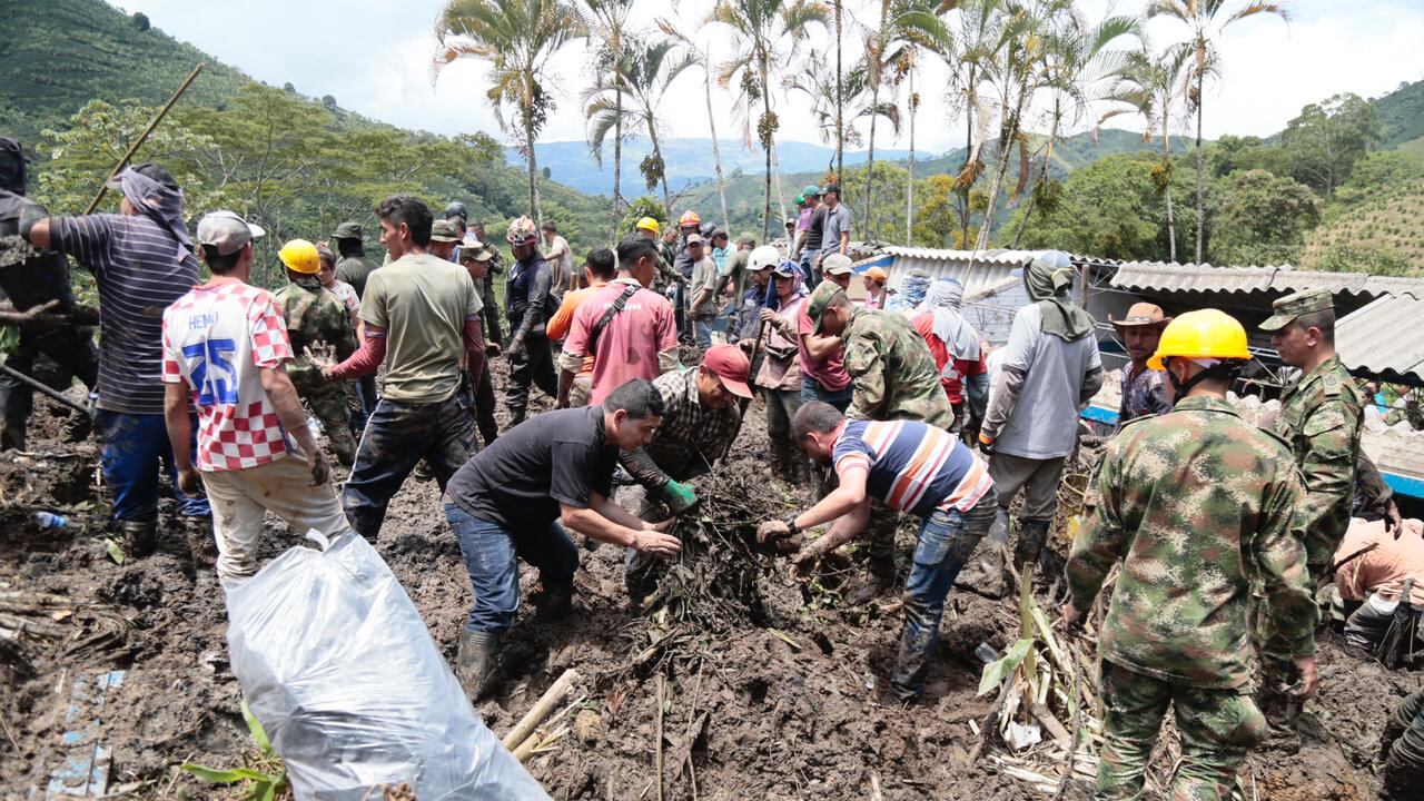 Labores de rescate en el colegio La Lejía, Andes, tras deslizamiento de tierra que cayó sobre la sede.