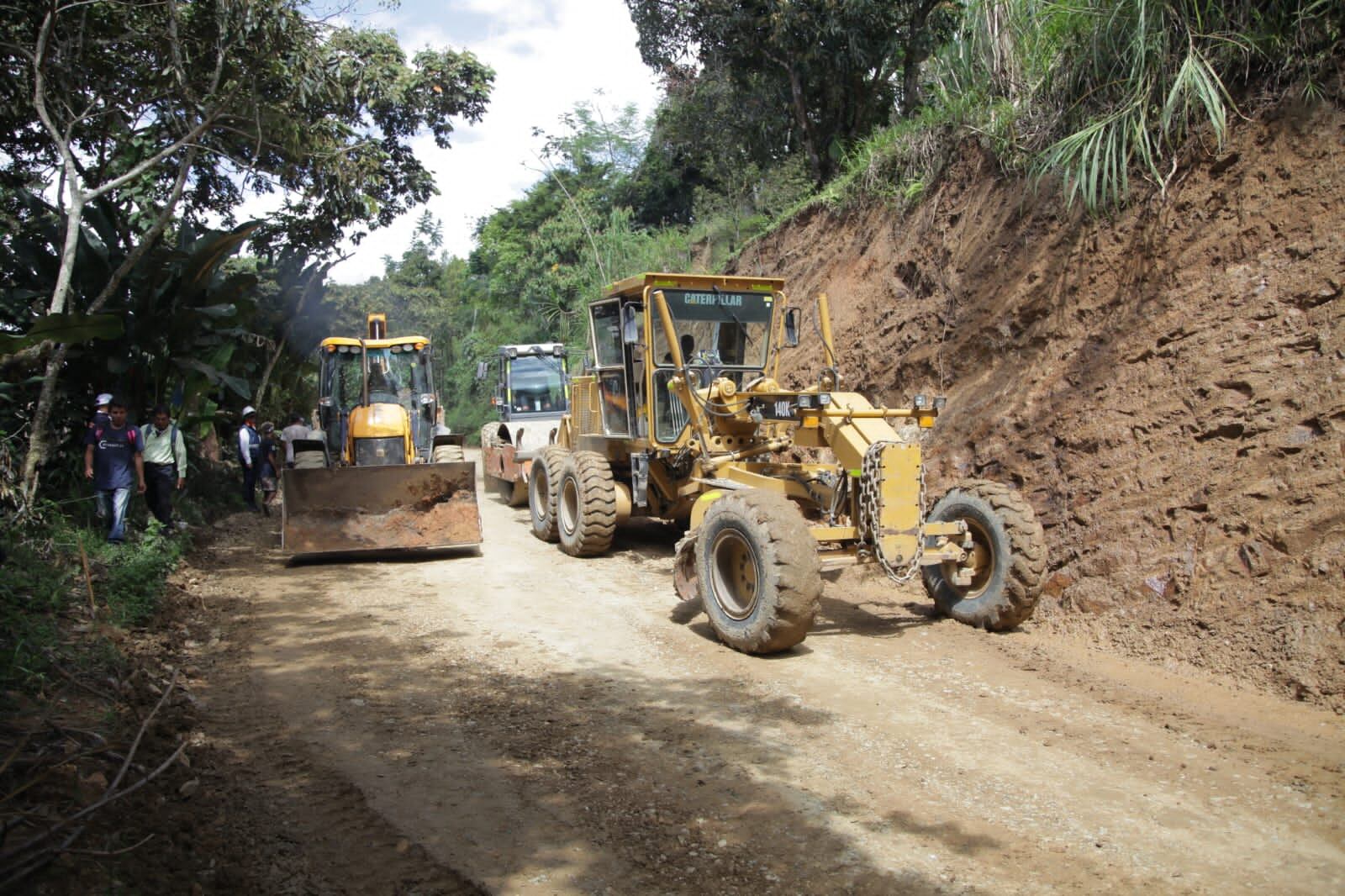 La puesta a punto de esta vía alterna incluyó la instalación de material de afirmado para el mejoramiento del corredor