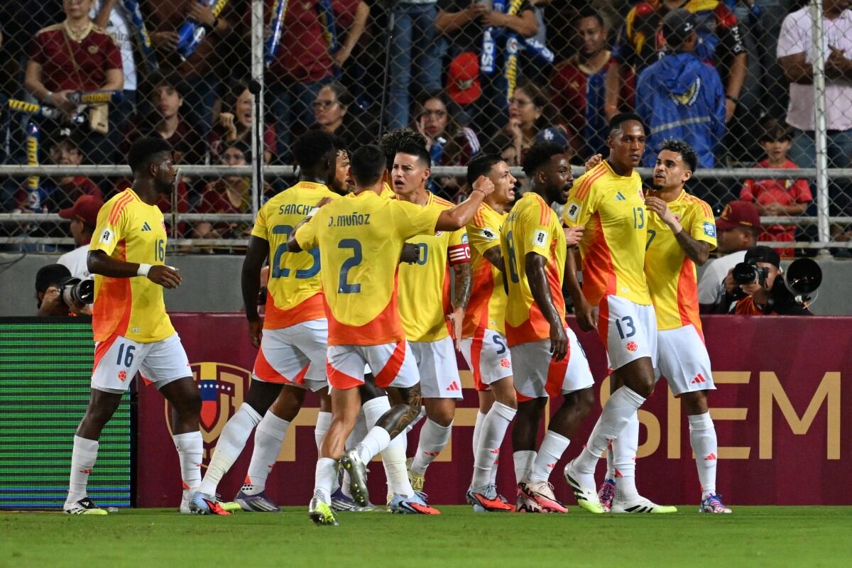 Jugadores de la Selección Colombia celebrando una anotación ante Venezuela.