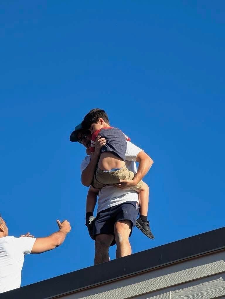 El niño fue rescatado por un adulto