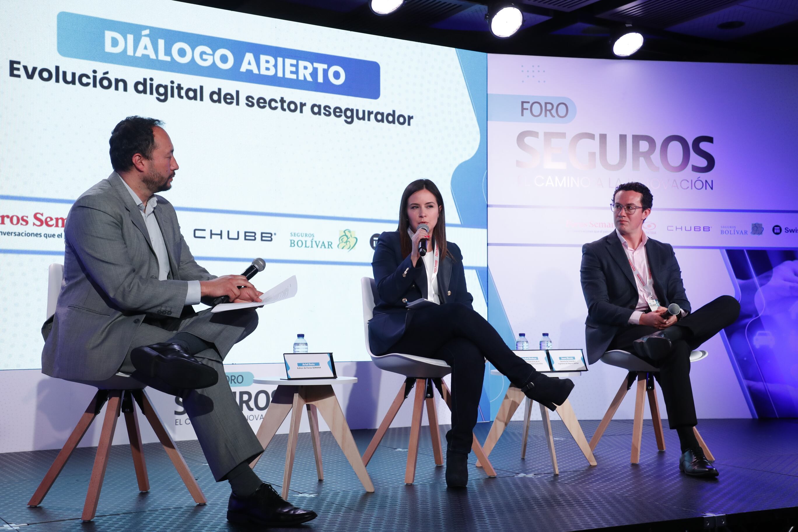 Ariel Soto, editor de Foros Semana; Isabel Bedoya, directora ejecutiva de la Asociación Insutech Colombia y Jason Rincón, gerente de Vivienda e Ingeniería de Seguros Bolívar.
