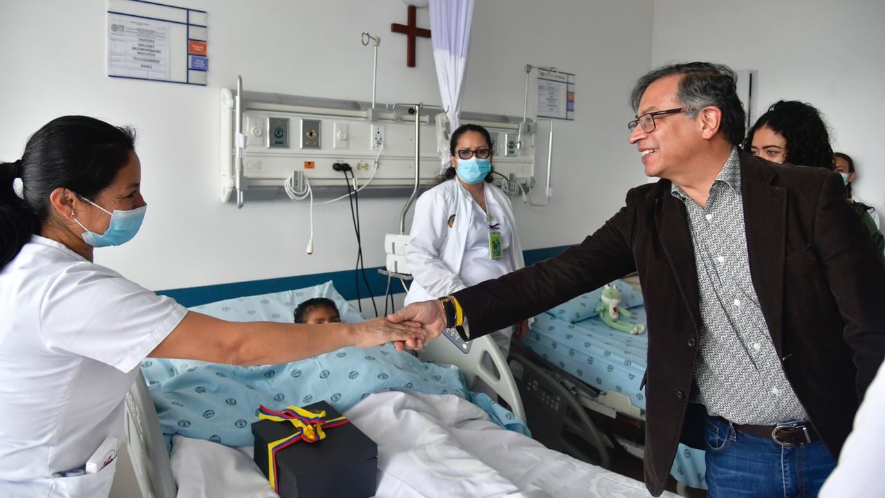 El presidente de la República, Gustavo Petro, visitó este sábado en el Hospital Militar Central a los cuatro menores indígenas que fueron rescatados, tras más de 40 días de desaparecidos, luego del accidente de una avioneta en Guaviare.