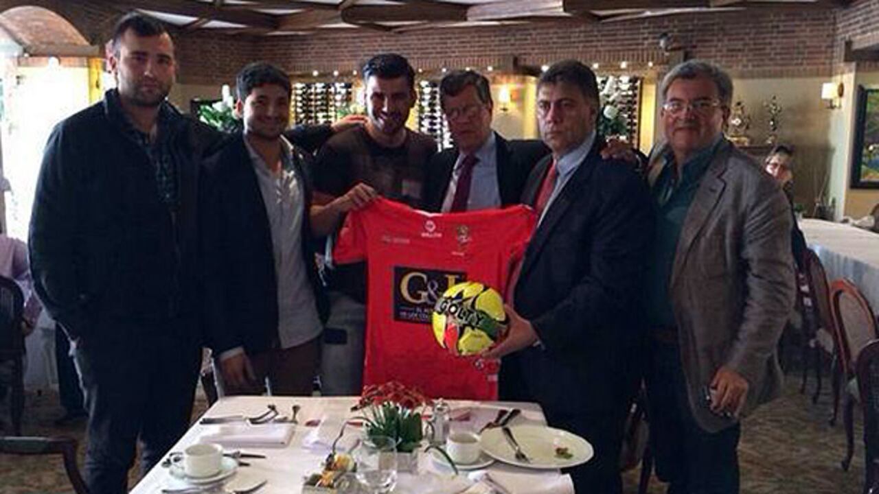 Foto de la oficialización de la contratación de Braulio Nóbrega.