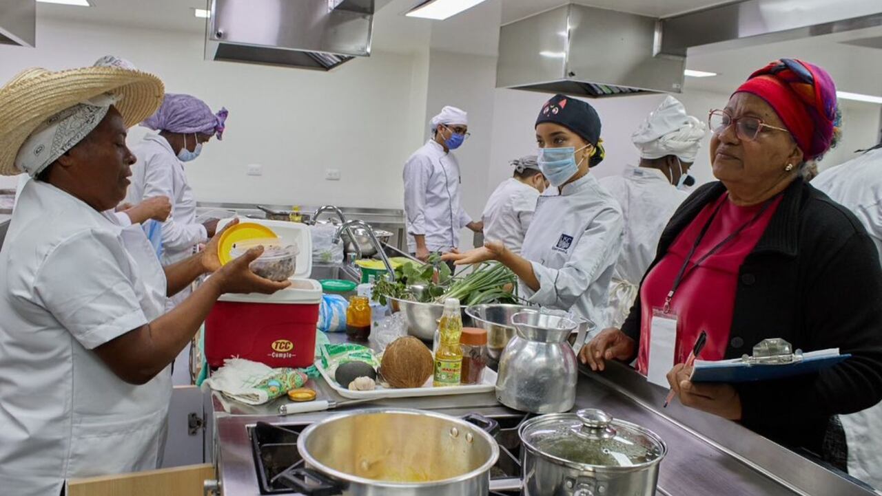 El Festival Petronio Álvarez 2024 presenta 'Cocinas Vivas', un espacio para degustar los mejores platos del Pacífico colombiano