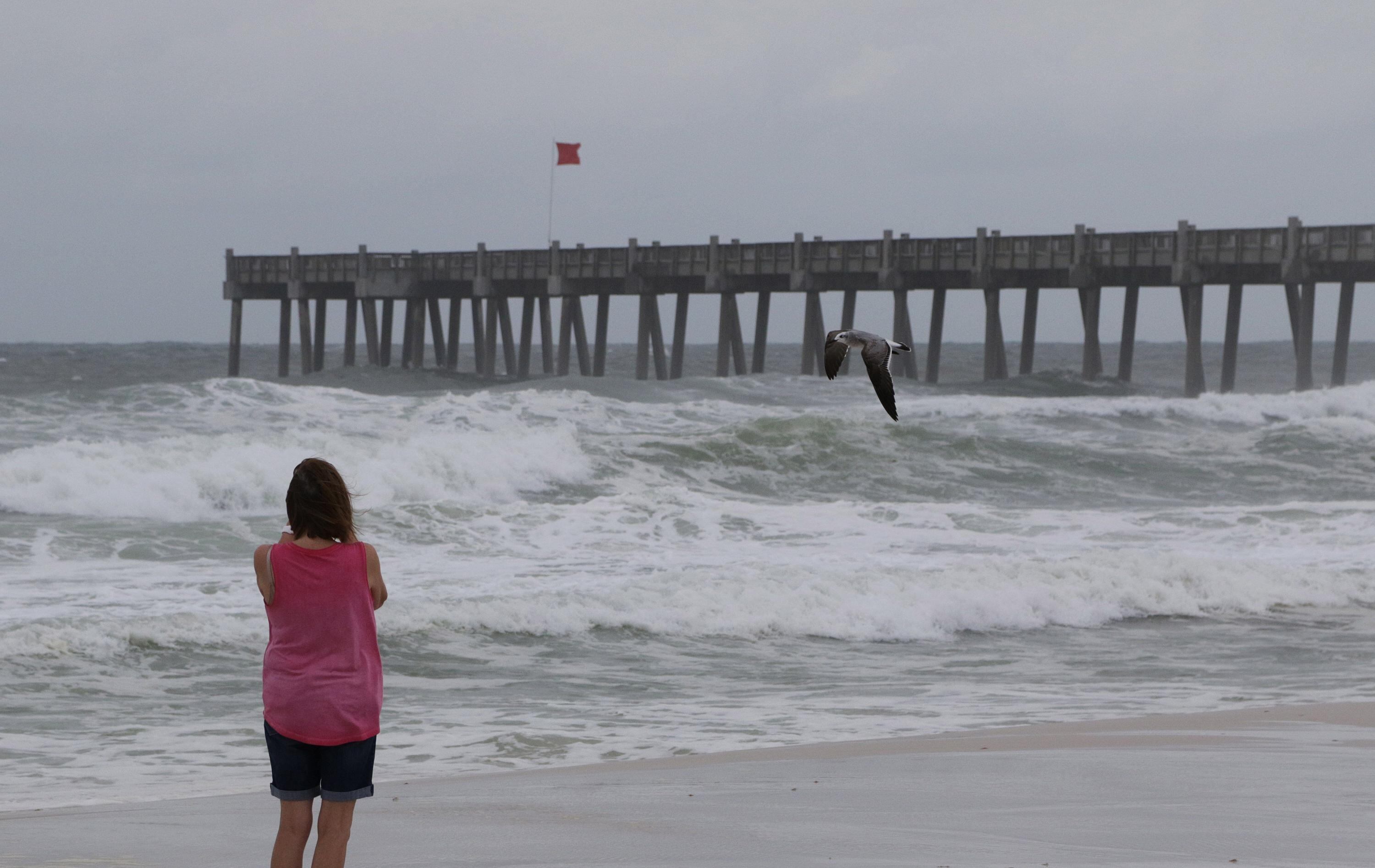 Los CDC también sugieren ubicar un refugio cercano y planificar diferentes rutas para llegar. 