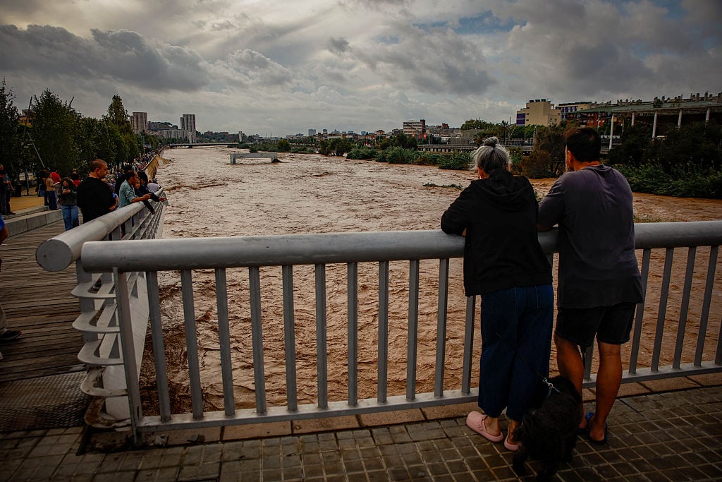 Una persona murió tras el colapso de un muro y otra por las inundaciones en Barcelona.