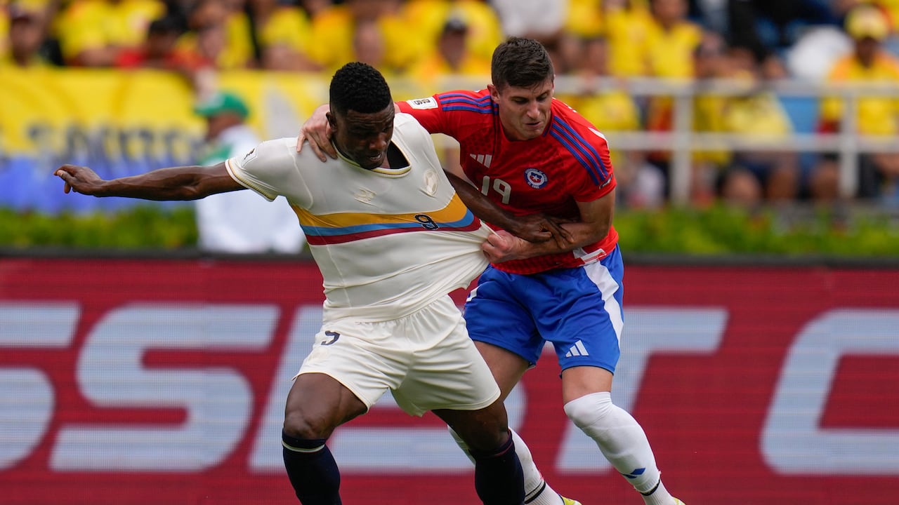 Ola de memes por canto del himno de Colombia en el partido de la 'tricolor' contra Chile - (AP Photo/Fernando Vergara)