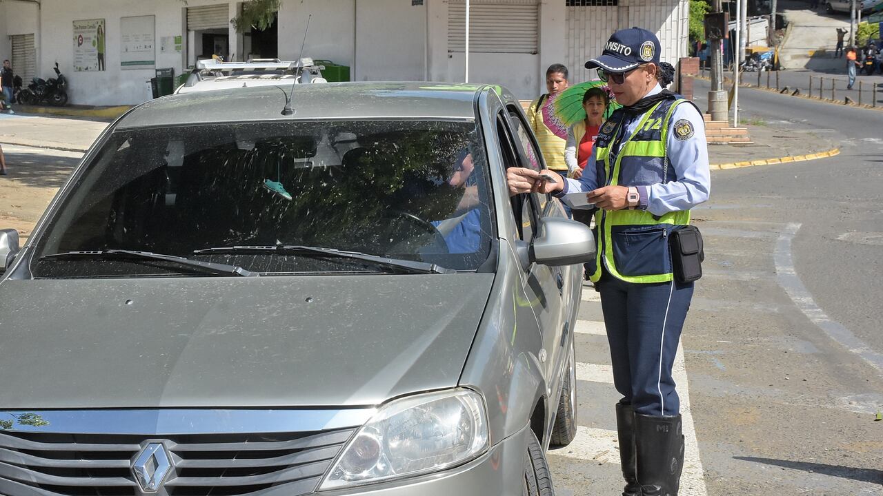 El pico y placa en Cali está vigente entre las 6:00 a. m. y las 7:00 p. m., tanto dentro del perímetro urbano como en las vías de ingreso y salida de la ciudad.
