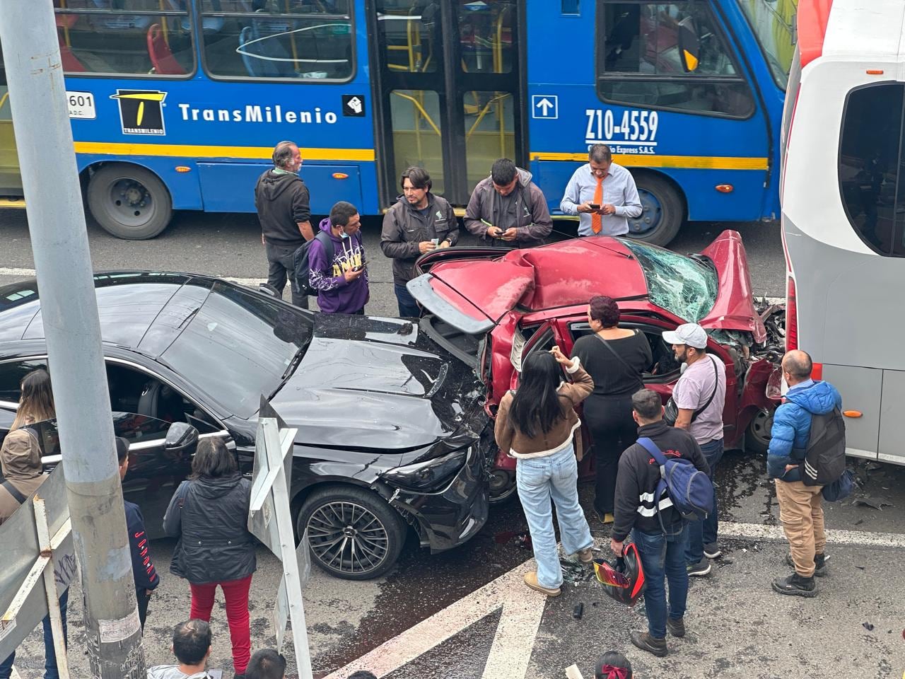 Dos carros particulares y un bus, protagonizan choque múltiple en Bogotá