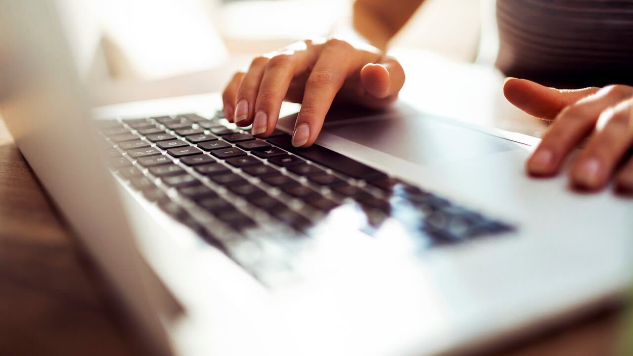 Limitar la presencia en redes sociales es una de las recomendaciones para reducir la huella digital en el mundo cibernético.