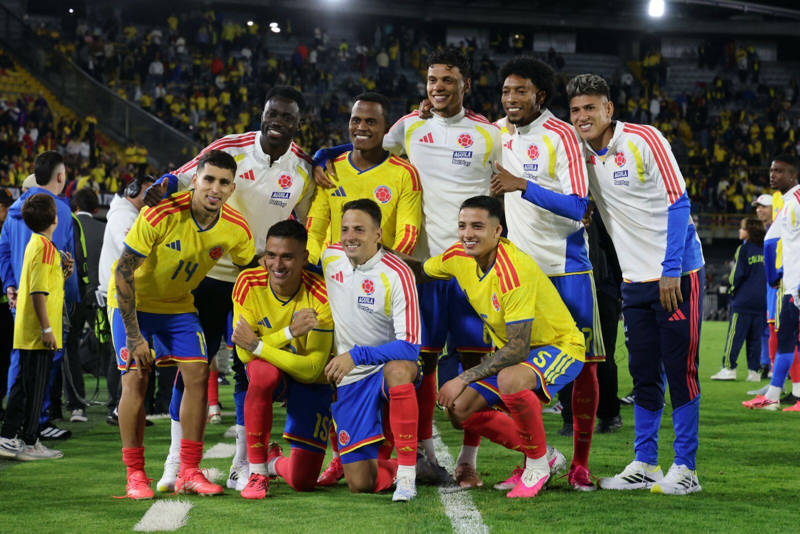 Jugadores de la Selección Colombia celebran tras la victoria sobre Costa Rica.