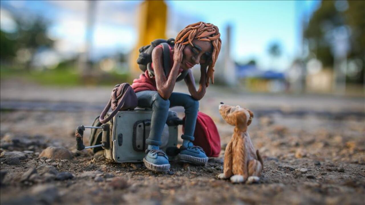 El artista plástico y animador colombiano Edgar Álvarez se dedica a reflejar a través de la plastilina fenómenos sociales como la crisis migratoria venezolana, el estilo de vida de las personas sin hogar y la pandemia de la COVID-19, en Bogotá, Colombia, el 16 de octubre de 2020.