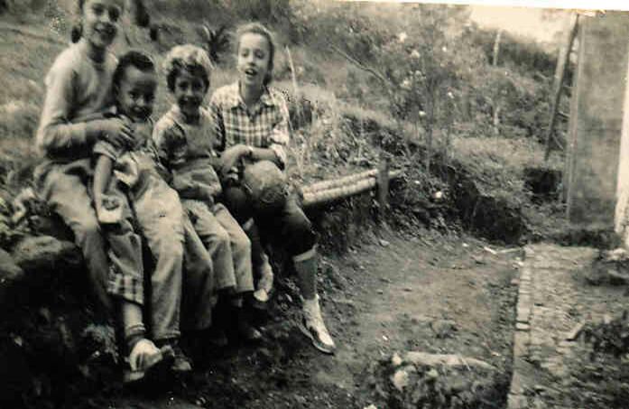 En una finca en el municipio de La Cumbre, en el Valle del Cauca, junto a sus tres hermanas.
