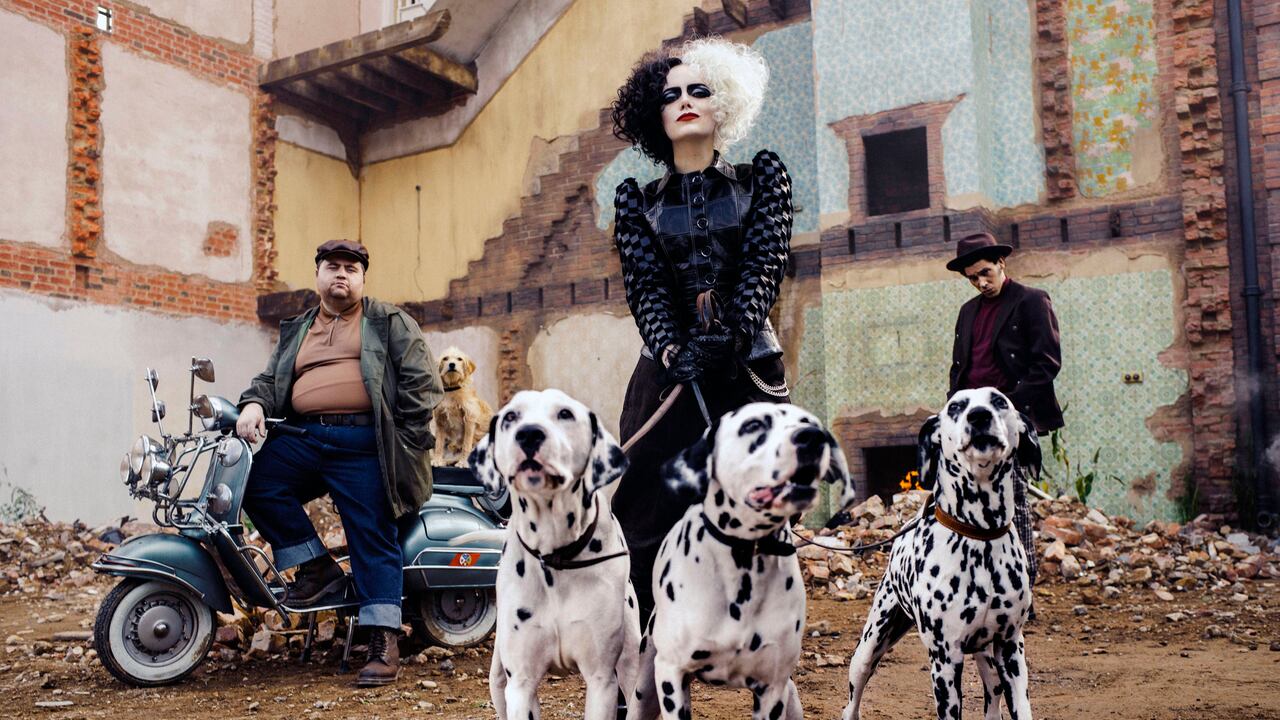 Cruella con los dálmatas en la nueva película.