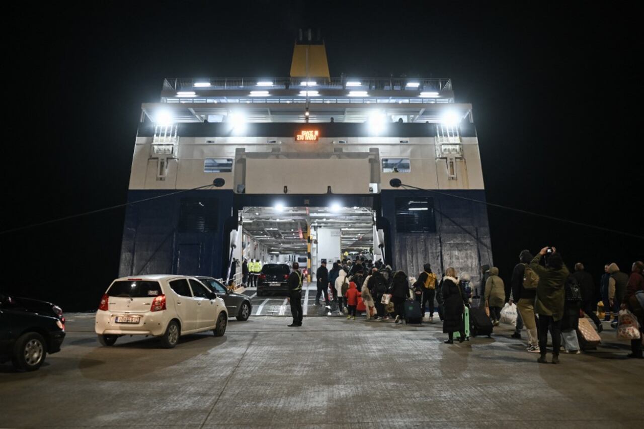 La gente se embarca en un ferry cuando salen tras los recurrentes terremotos, en la isla griega de Santorini, el 4 de febrero de 2025. Nuevos temblores nocturnos sacudieron la principal isla turística de Grecia, Santorini, según informes de los medios, lo que llevó a la gente a dormir al aire libre y a otros a partir en avión o ferry. (Foto de -STR/AFP)