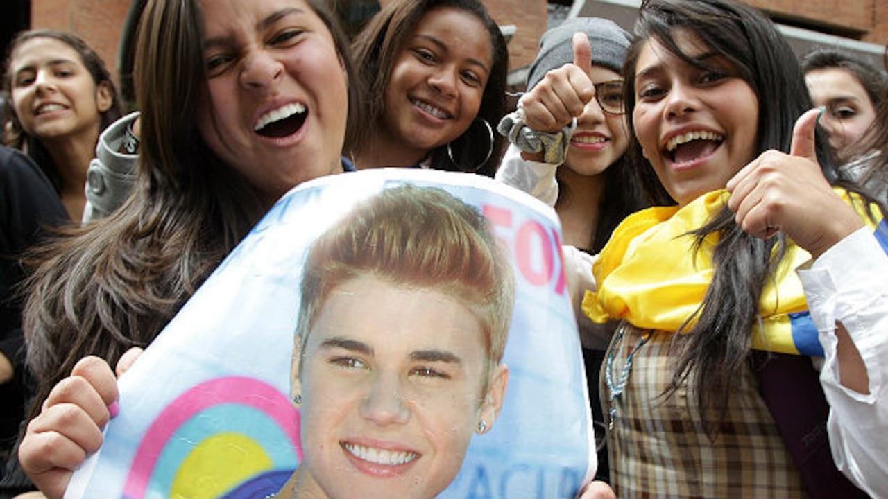 Uno de los tantos grupos de jóvenes que esperan al cantante afuera del hotel donde se hospeda.